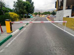 بوم راهبند از جنس آلومینیوم با استحکام بالا-با لاستیک ضربه گیر-پایه نگهدارنده متحرک - نصب در پروژه